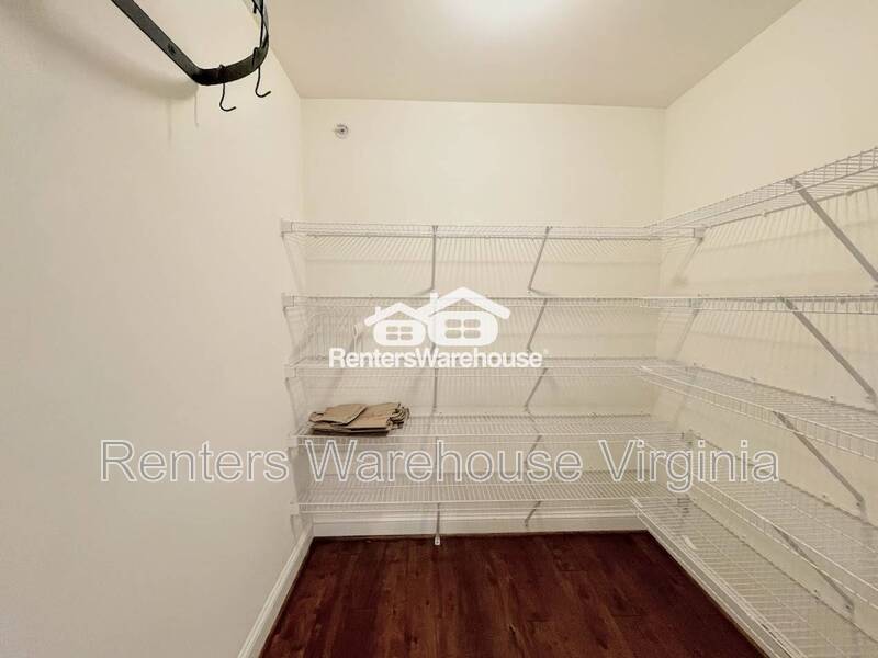 Gorgeous 2nd Level Condo! property image